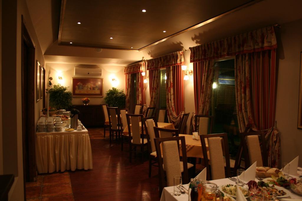 Hotel TenisHouse Marki  Buitenkant foto