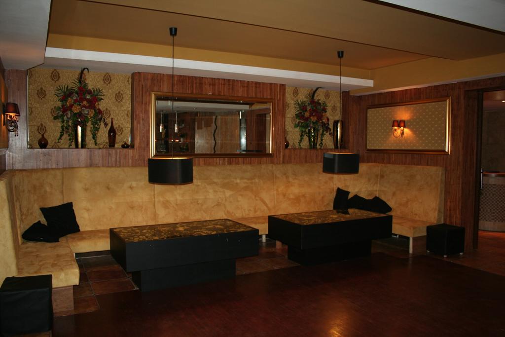 Hotel TenisHouse Marki  Buitenkant foto